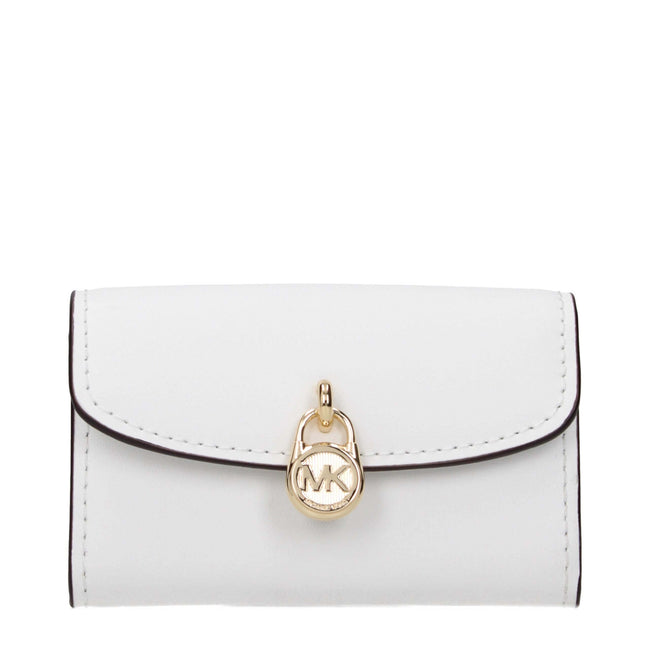 White Leather WalletDescription: The product with MPN 35S5G1YE0LOPTICWHITE and code F85049 leather in white is a coin purses designed by Michael Kors. It has features like front detail, front logo, external pocket.White Leather Wallet${tagsMichael KorsAul