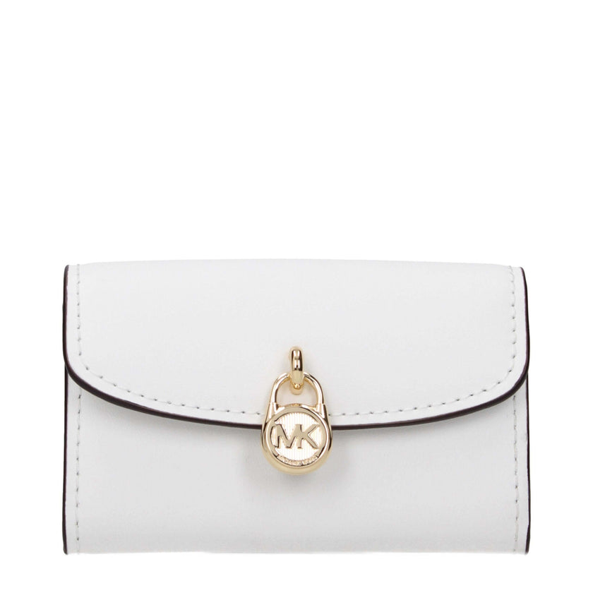 White Leather WalletDescription: The product with MPN 35S5G1YE0LOPTICWHITE and code F85049 leather in white is a coin purses designed by Michael Kors. It has features like front detail, front logo, external pocket.White Leather Wallet${tagsMichael KorsAul