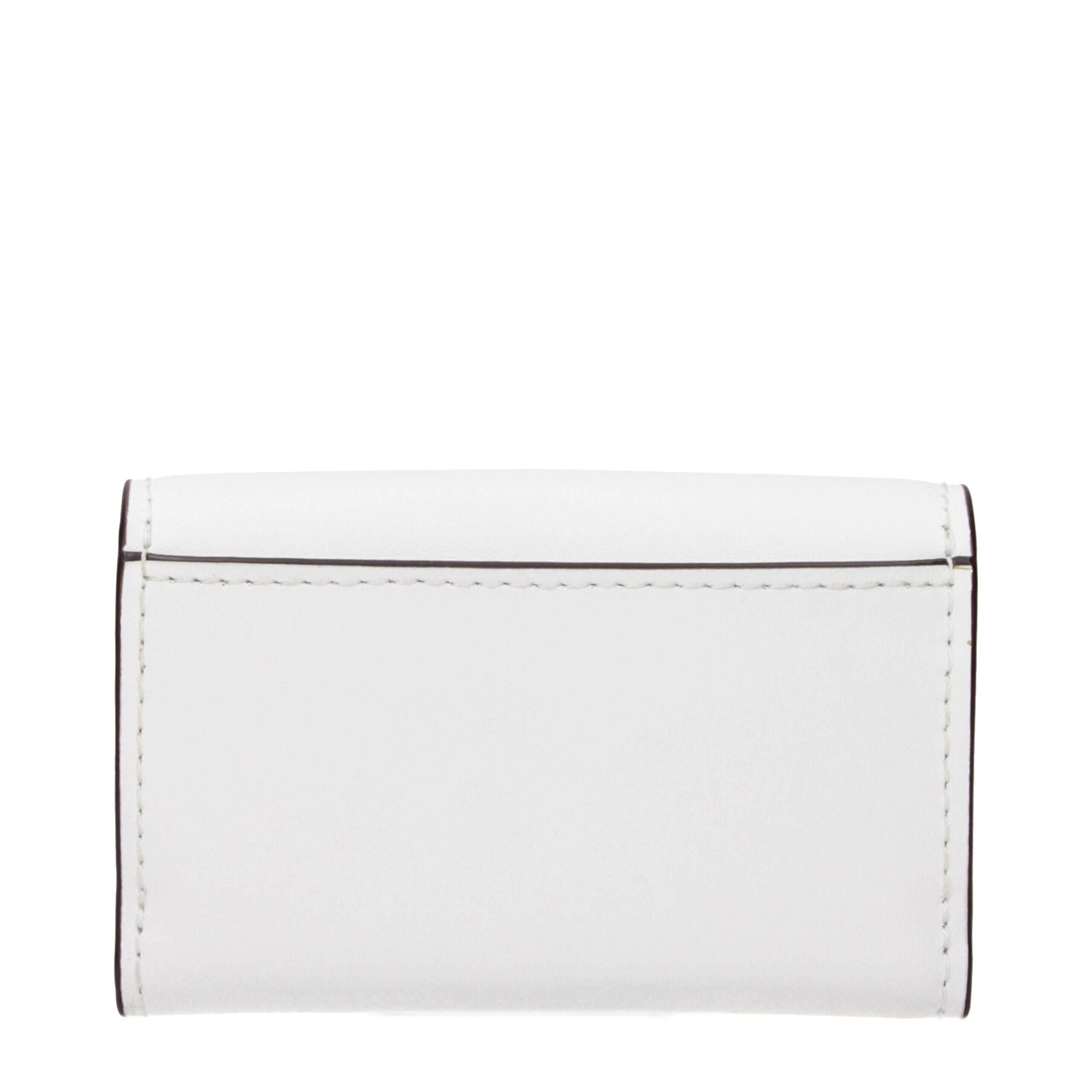 White Leather WalletDescription: The product with MPN 35S5G1YE0LOPTICWHITE and code F85049 leather in white is a coin purses designed by Michael Kors. It has features like front detail, front logo, external pocket.White Leather Wallet${tagsMichael KorsAul