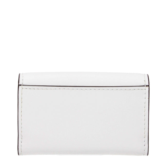 White Leather WalletDescription: The product with MPN 35S5G1YE0LOPTICWHITE and code F85049 leather in white is a coin purses designed by Michael Kors. It has features like front detail, front logo, external pocket.White Leather Wallet${tagsMichael KorsAul