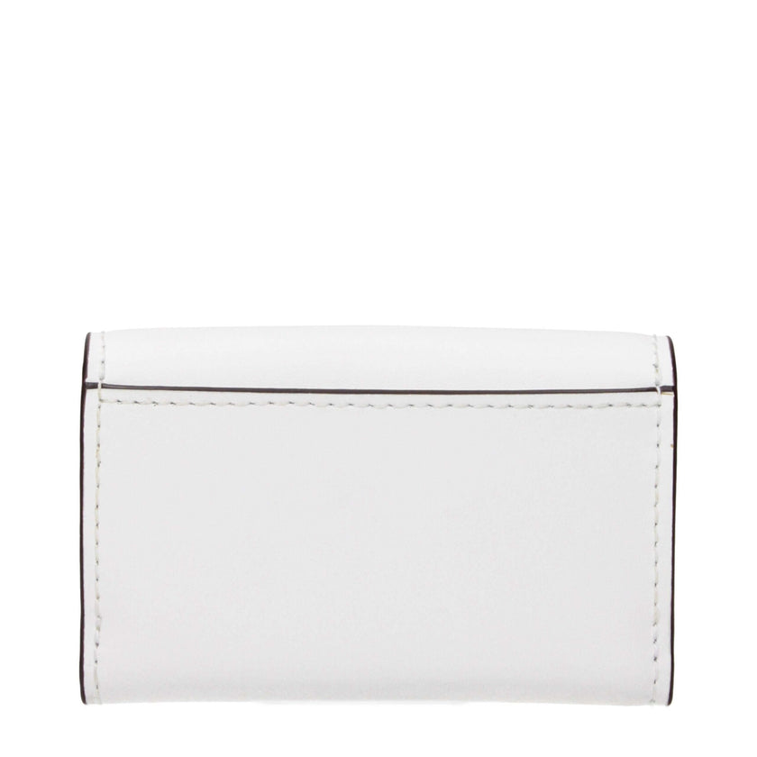White Leather WalletDescription: The product with MPN 35S5G1YE0LOPTICWHITE and code F85049 leather in white is a coin purses designed by Michael Kors. It has features like front detail, front logo, external pocket.White Leather Wallet${tagsMichael KorsAul