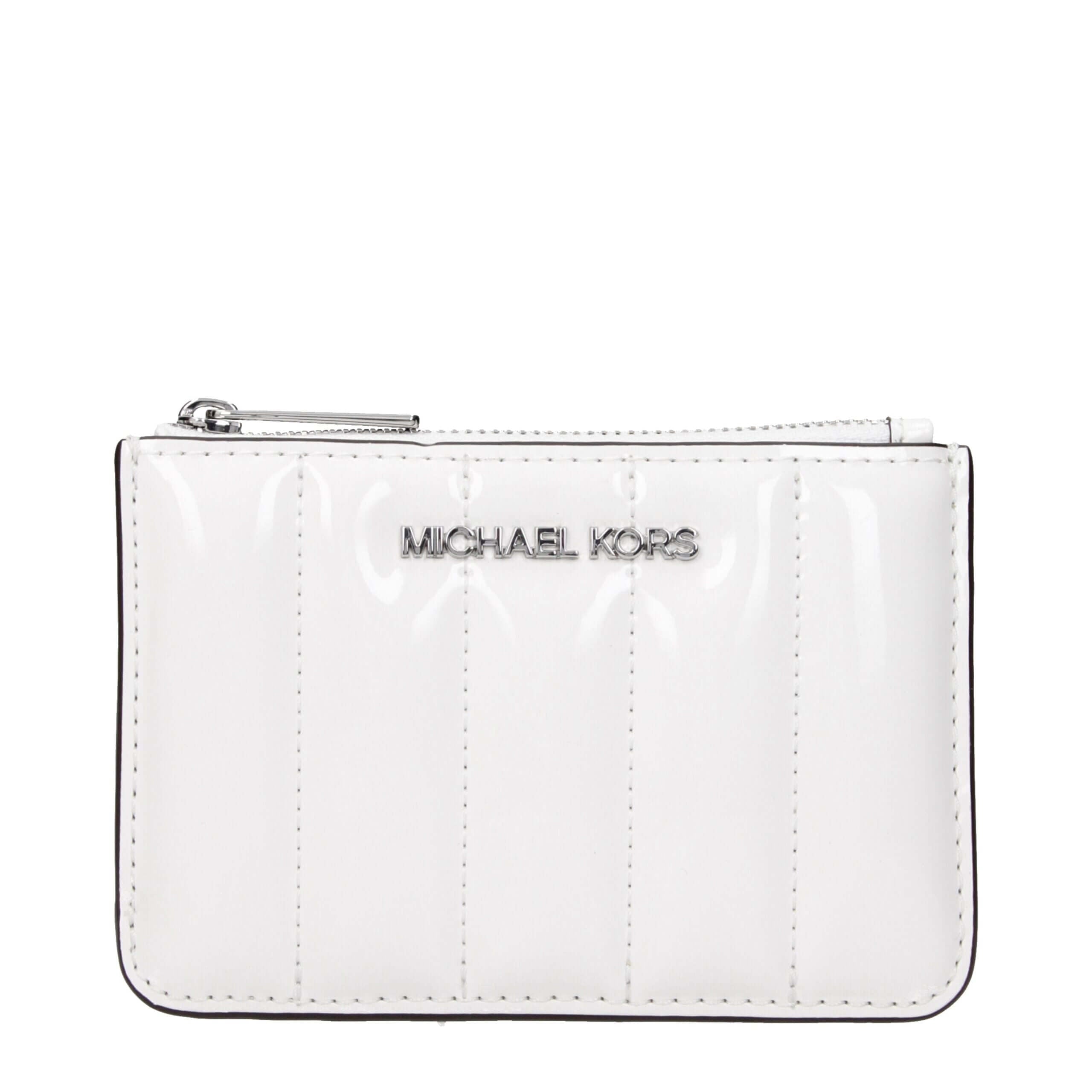 White Leather WalletDescription: The product with MPN 35T5STVP1AOPTICWHITE and code F85050 patent leather in white is a coin purses designed by Michael Kors. It has features like front logo.White Leather Wallet${tagsMichael KorsAulae White Leather Wallet