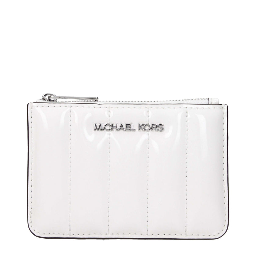 White Leather WalletDescription: The product with MPN 35T5STVP1AOPTICWHITE and code F85050 patent leather in white is a coin purses designed by Michael Kors. It has features like front logo.White Leather Wallet${tagsMichael KorsAulae White Leather Wallet