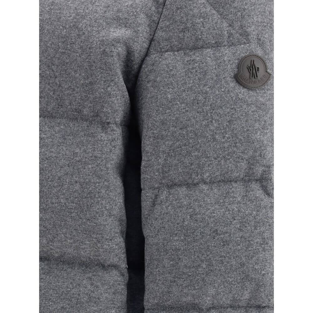 Gray Polyamide CoatThe Pres padded Overshirt by Moncler combines the softness of cashmere with the durability of smart nylon. Featuring an AirSoft lining for lightweight warmth, the design includes a knitted collar, zip and button closure, zip pockets, an