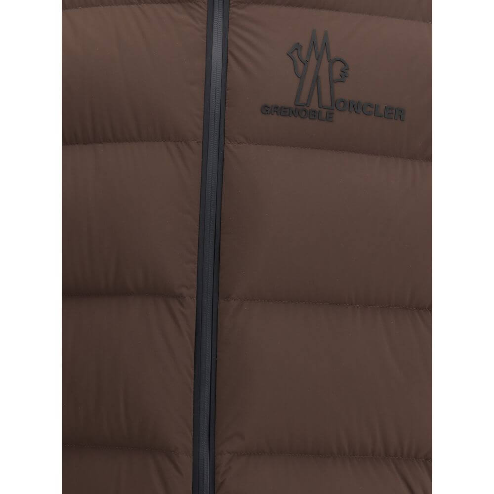 Brown Polyamide Shell JacketThe Isorno ski Jacket by Moncler Grenoble combines technical performance with contemporary design, perfect for skiing in comfort and style. Crafted from high-performance materials, it ensures optimal warmth and breathability. T