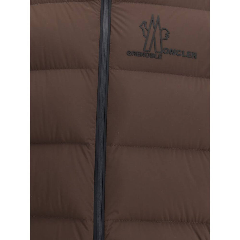 Brown Polyamide Shell JacketThe Isorno ski Jacket by Moncler Grenoble combines technical performance with contemporary design, perfect for skiing in comfort and style. Crafted from high-performance materials, it ensures optimal warmth and breathability. T