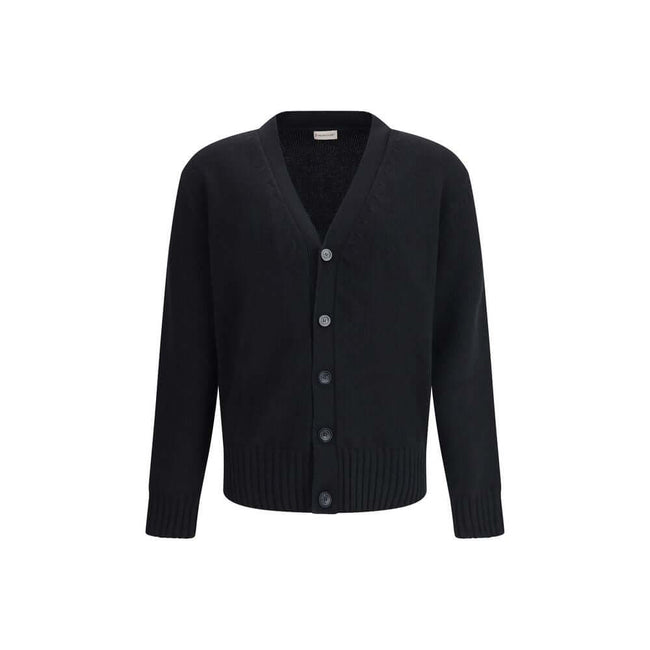 Black Fleece Wool CardiganThe wool V-Neck Cardigan by Moncler embodies the refined minimalism of the Men’s collection. Crafted from carded wool in a gauge 7 plain knit, it offers a clean, versatile silhouette ideal for a polished and modern look. The desi