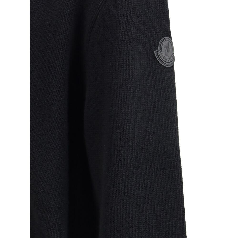 Black Fleece Wool CardiganThe wool V-Neck Cardigan by Moncler embodies the refined minimalism of the Men’s collection. Crafted from carded wool in a gauge 7 plain knit, it offers a clean, versatile silhouette ideal for a polished and modern look. The desi