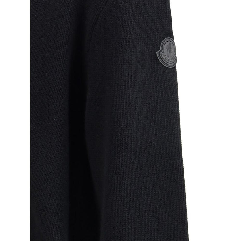 Black Fleece Wool CardiganThe wool V-Neck Cardigan by Moncler embodies the refined minimalism of the Men’s collection. Crafted from carded wool in a gauge 7 plain knit, it offers a clean, versatile silhouette ideal for a polished and modern look. The desi