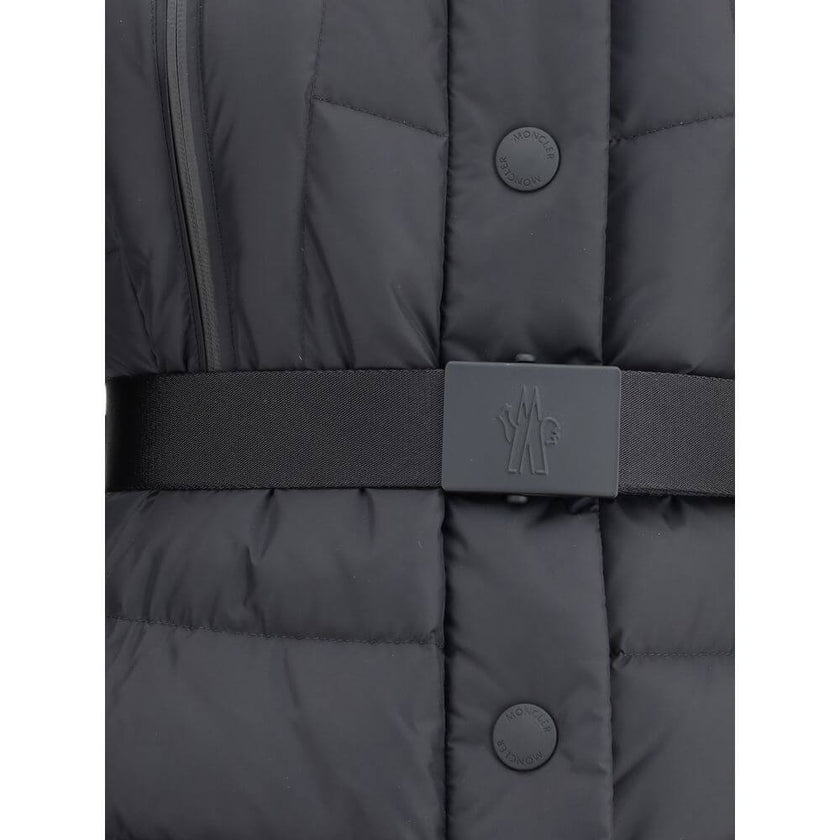 Black Polyamide CoatThe Beverley Down Jacket by Moncler Grenoble is designed for skiing and outdoor activities. Crafted from 2L technical nylon, it ensures breathability and protection, while its down-filled padding provides lightweight warmth. Featuring