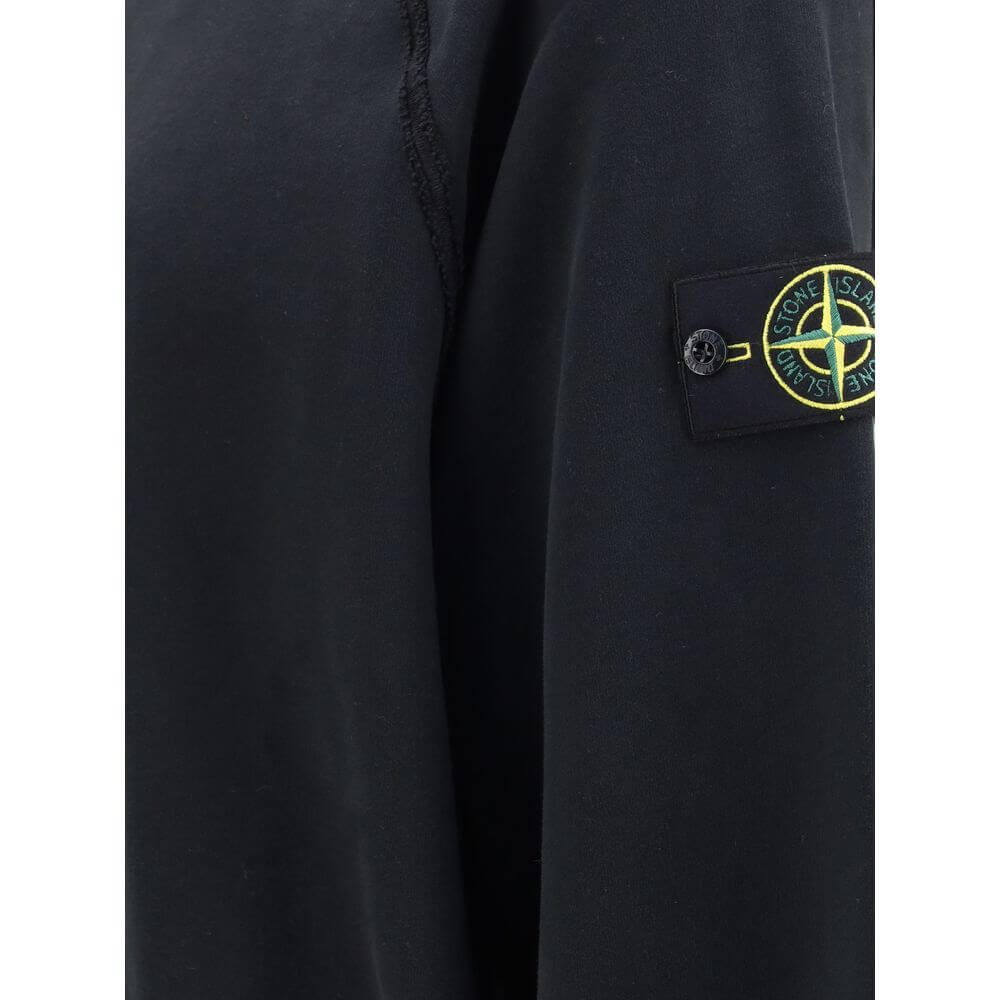 Cotton Crew neck SweatshirtThe Crew neck Sweatshirt by Stone Island is crafted from brushed organic cotton, offering a soft feel and a sustainable approach. Its design features raglan sleeves, overlock seams, and stretch ribbed finishes at cuffs and strai