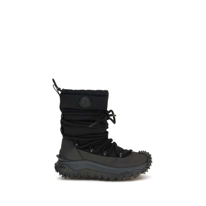 Black Polyamide Lace-Up BootsTrailgrip Après high Boots by Moncler are designed to tackle the most extreme conditions with style and functionality. The upper combines technical nylon and textured rubber for optimal protection, while the GORE-TEX membrane