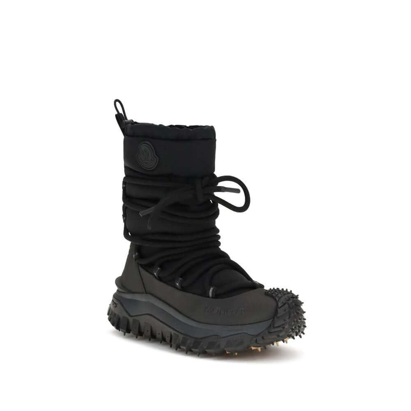 Black Polyamide Lace-Up BootsTrailgrip Après high Boots by Moncler are designed to tackle the most extreme conditions with style and functionality. The upper combines technical nylon and textured rubber for optimal protection, while the GORE-TEX membrane
