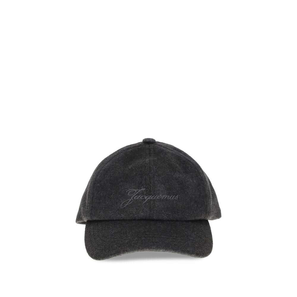 Gray Wool Cap (Baseball Hat)The Cachemiro baseball cap by Jacquemus combines comfort and style, crafted from soft wool with a stitched brim. The front features an embroidered logo, while the back is finished with an adjustable round-and-square buckle. Sea