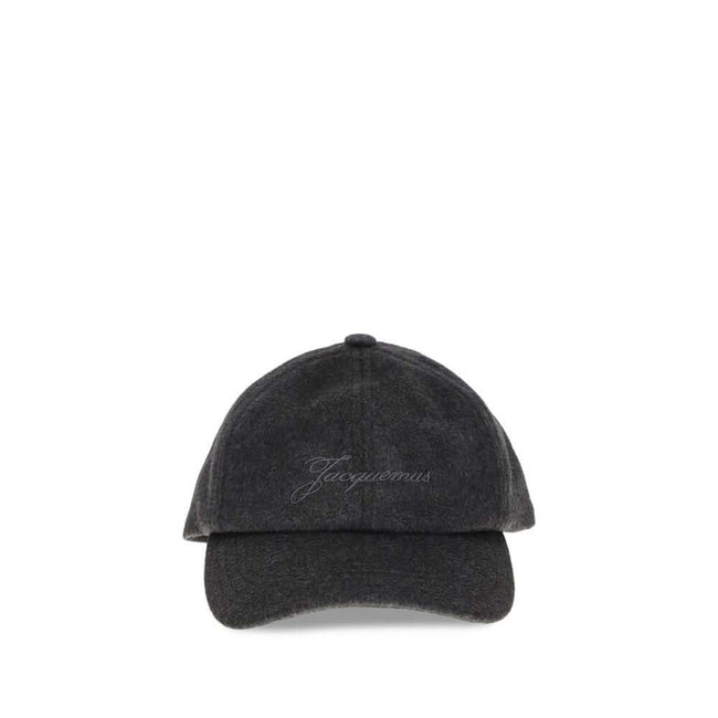Gray Wool Cap (Baseball Hat)The Cachemiro baseball cap by Jacquemus combines comfort and style, crafted from soft wool with a stitched brim. The front features an embroidered logo, while the back is finished with an adjustable round-and-square buckle. Sea