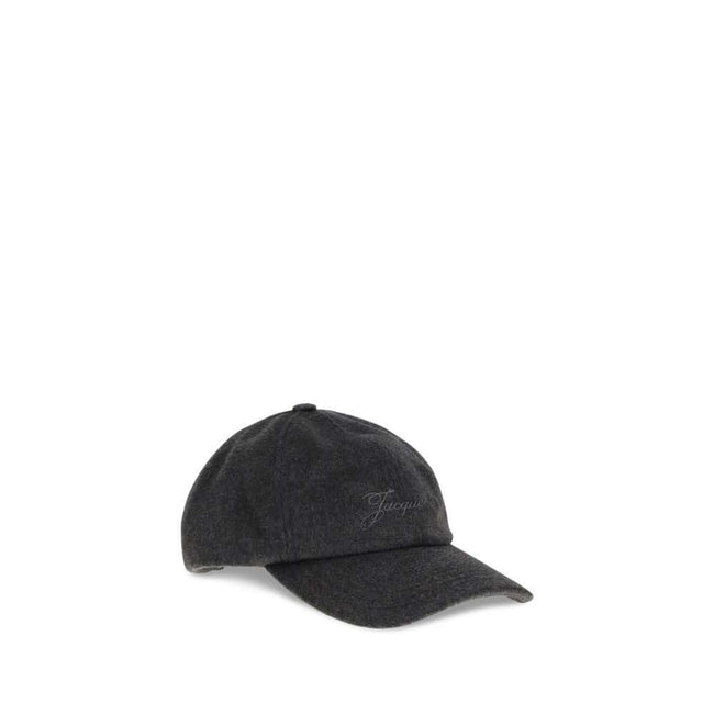 Gray Wool Cap (Baseball Hat)The Cachemiro baseball cap by Jacquemus combines comfort and style, crafted from soft wool with a stitched brim. The front features an embroidered logo, while the back is finished with an adjustable round-and-square buckle. Sea