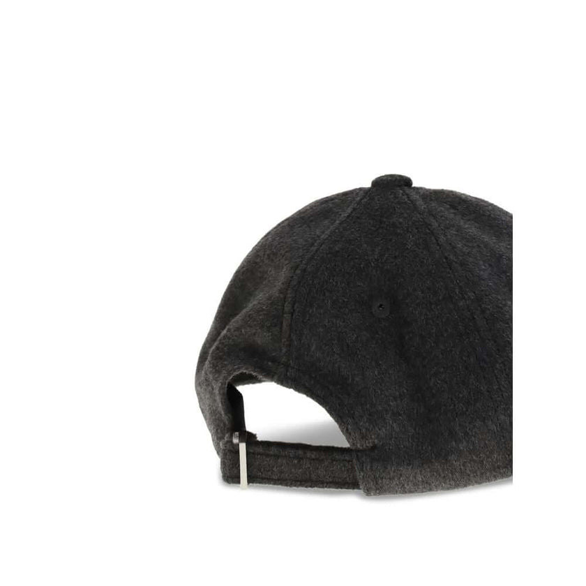 Gray Wool Cap (Baseball Hat)The Cachemiro baseball cap by Jacquemus combines comfort and style, crafted from soft wool with a stitched brim. The front features an embroidered logo, while the back is finished with an adjustable round-and-square buckle. Sea
