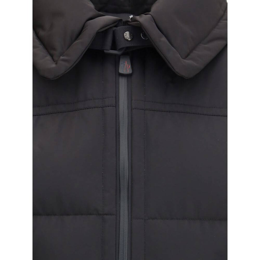 Black Polyester Sleveless JacketThe Hallaine Vest redefines lightness as a form of strength. Its clean lines and structured collar balance practicality with style, while the front pockets add function without breaking the design’s harmony. A piece created