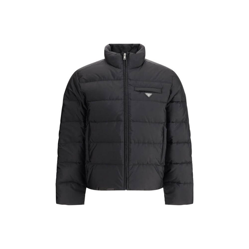 Re-nylon Down JacketPrada’s re-nylon Down Jacket combines sustainability and functionality with a modern design. It features a front zipper closure, two side pockets and a welt pocket on the chest. The distinctive triangular plaque sewn on the front and t