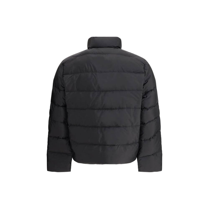 Re-nylon Down JacketPrada’s re-nylon Down Jacket combines sustainability and functionality with a modern design. It features a front zipper closure, two side pockets and a welt pocket on the chest. The distinctive triangular plaque sewn on the front and t