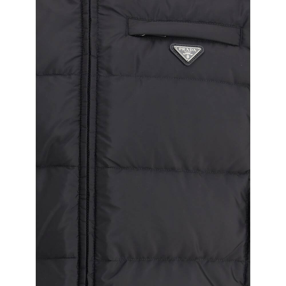 Re-nylon Down JacketPrada’s re-nylon Down Jacket combines sustainability and functionality with a modern design. It features a front zipper closure, two side pockets and a welt pocket on the chest. The distinctive triangular plaque sewn on the front and t