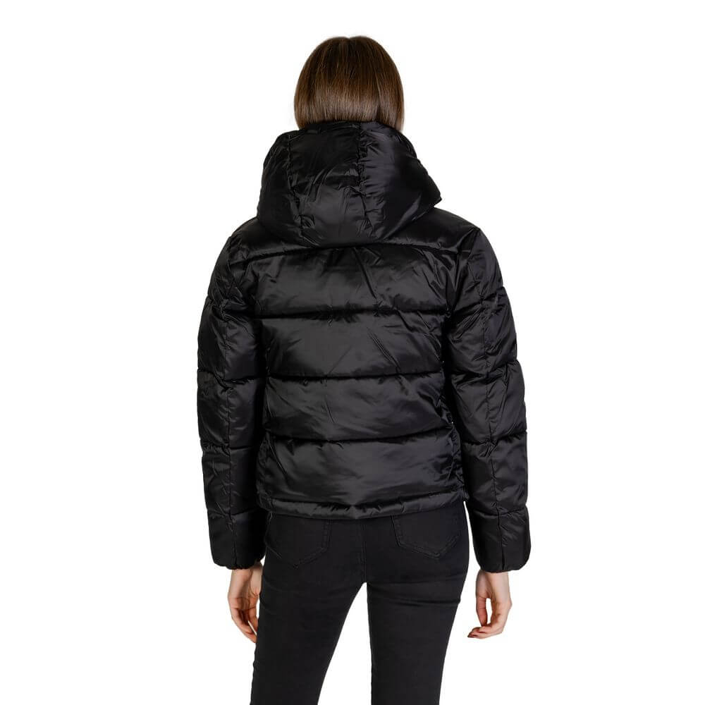 Black Nylon Jackets & CoatThe Calvin Klein Jeans SHINY MONOLOGO ND J20J224616 women’s puffer jacket blends contemporary style with functionality, making it a must-have for the cold season. Crafted from a high-quality blend of 52% nylon and 48% polyamide,