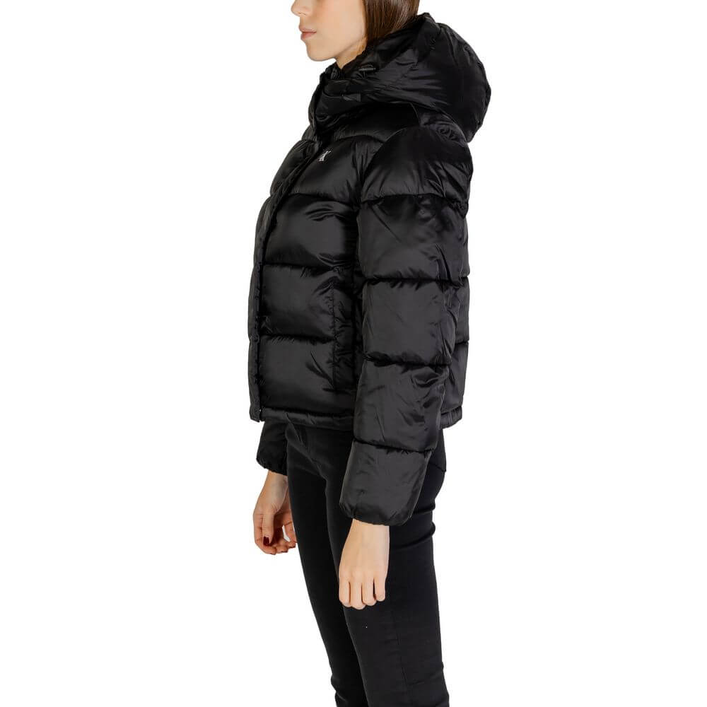 Black Nylon Jackets & CoatThe Calvin Klein Jeans SHINY MONOLOGO ND J20J224616 women’s puffer jacket blends contemporary style with functionality, making it a must-have for the cold season. Crafted from a high-quality blend of 52% nylon and 48% polyamide,