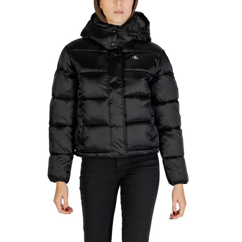 Black Nylon Jackets & CoatThe Calvin Klein Jeans SHINY MONOLOGO ND J20J224616 women’s puffer jacket blends contemporary style with functionality, making it a must-have for the cold season. Crafted from a high-quality blend of 52% nylon and 48% polyamide,
