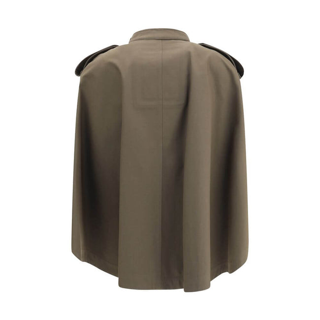 Cotton CapeThe Burberry Cape is a refined and functional piece, crafted from water-repellent cotton-blend twill. Inspired by the House’s classic rainwear, it features a fluid silhouette with a concealed button fastening, side welt pockets and the iconic B