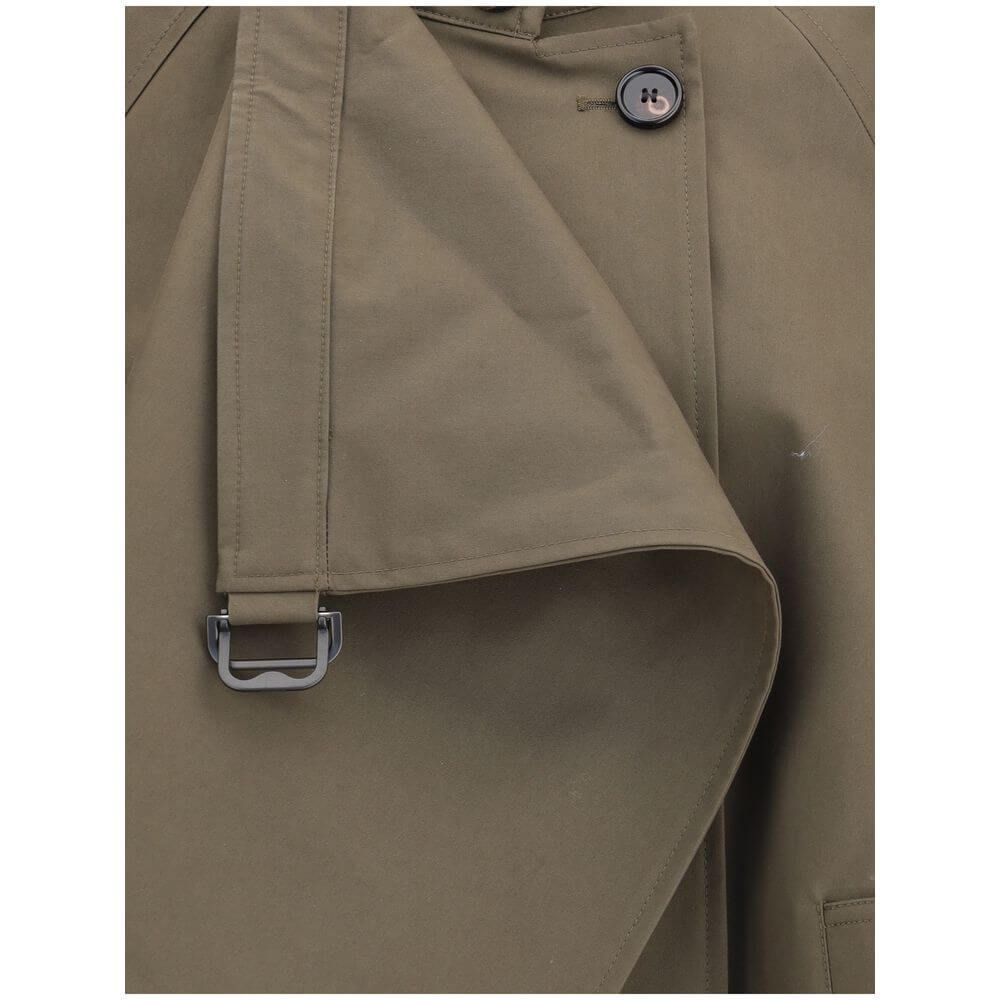 Cotton CapeThe Burberry Cape is a refined and functional piece, crafted from water-repellent cotton-blend twill. Inspired by the House’s classic rainwear, it features a fluid silhouette with a concealed button fastening, side welt pockets and the iconic B