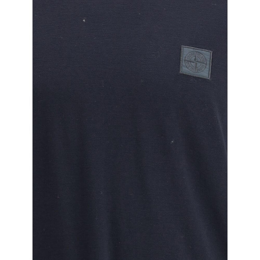 Blue Cotton T-ShirtThe Stone Island crew-neck T-shirt elevates a wardrobe essential with the brand’s signature approach. Crafted from cotton crêpe jersey, it features a garment-dyed finish, giving each piece unique depth of color. Designed with a slim fit