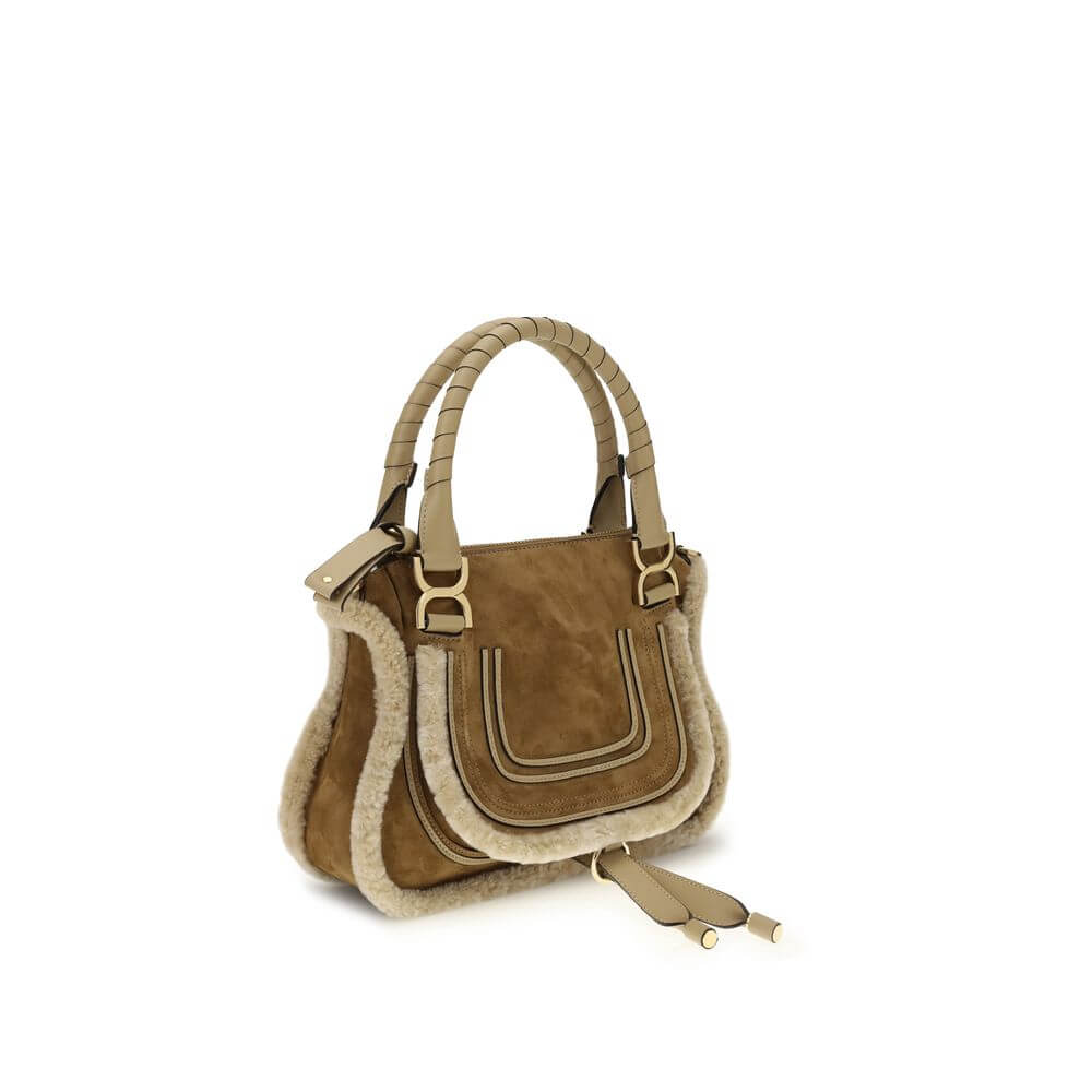 Beige Leather HandbagMarcie small Handbag by Chloé, made of suede and shearling leather, is a perfect balance of elegance and functionality. It can be carried by hand, over the shoulder or over the shoulder thanks to the removable leather strap via hooks.