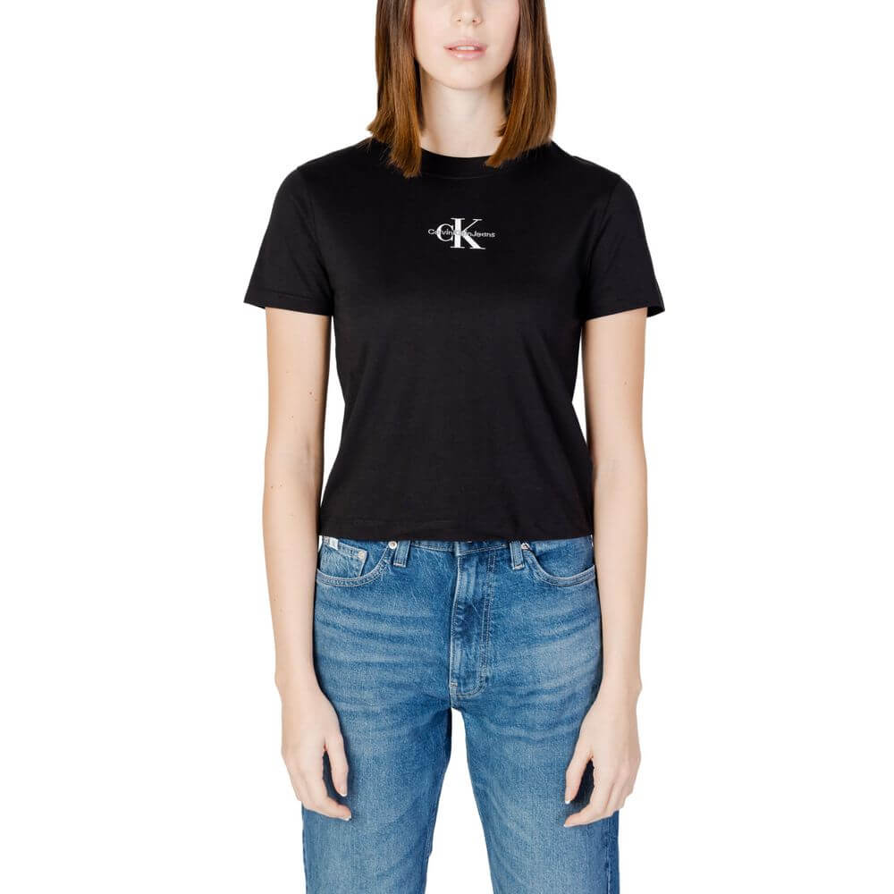 Black Cotton T-ShirtDiscover the short-sleeve women’s t-shirt from the Calvin Klein Jeans MONOLOGO BABY J20J223113 collection, made from 100% regenerative cotton. This piece combines style and sustainability, offering exceptional comfort for any occasion.