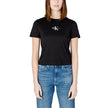 Black Cotton T-ShirtDiscover the short-sleeve women’s t-shirt from the Calvin Klein Jeans MONOLOGO BABY J20J223113 collection, made from 100% regenerative cotton. This piece combines style and sustainability, offering exceptional comfort for any occasion.