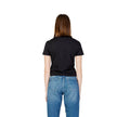 Black Cotton T-ShirtDiscover the short-sleeve women’s t-shirt from the Calvin Klein Jeans MONOLOGO BABY J20J223113 collection, made from 100% regenerative cotton. This piece combines style and sustainability, offering exceptional comfort for any occasion.