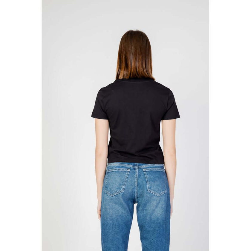 Black Cotton T-ShirtDiscover the short-sleeve women’s t-shirt from the Calvin Klein Jeans MONOLOGO BABY J20J223113 collection, made from 100% regenerative cotton. This piece combines style and sustainability, offering exceptional comfort for any occasion.