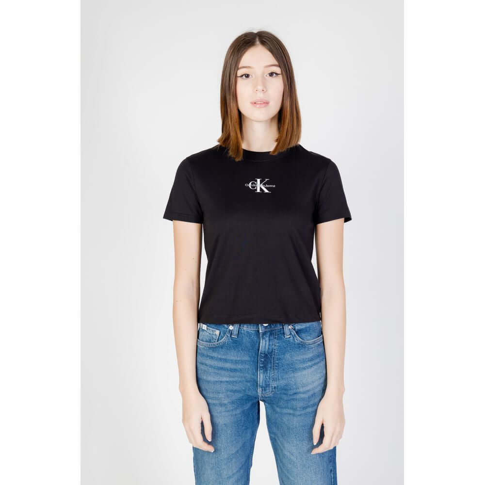 Black Cotton T-ShirtDiscover the short-sleeve women’s t-shirt from the Calvin Klein Jeans MONOLOGO BABY J20J223113 collection, made from 100% regenerative cotton. This piece combines style and sustainability, offering exceptional comfort for any occasion.
