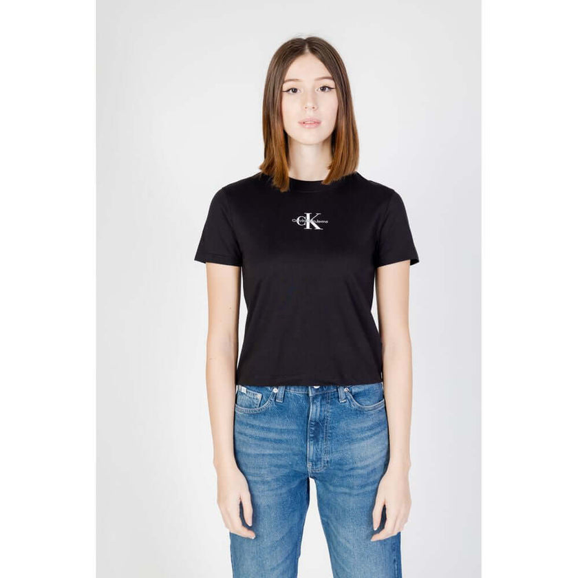Black Cotton T-ShirtDiscover the short-sleeve women’s t-shirt from the Calvin Klein Jeans MONOLOGO BABY J20J223113 collection, made from 100% regenerative cotton. This piece combines style and sustainability, offering exceptional comfort for any occasion.