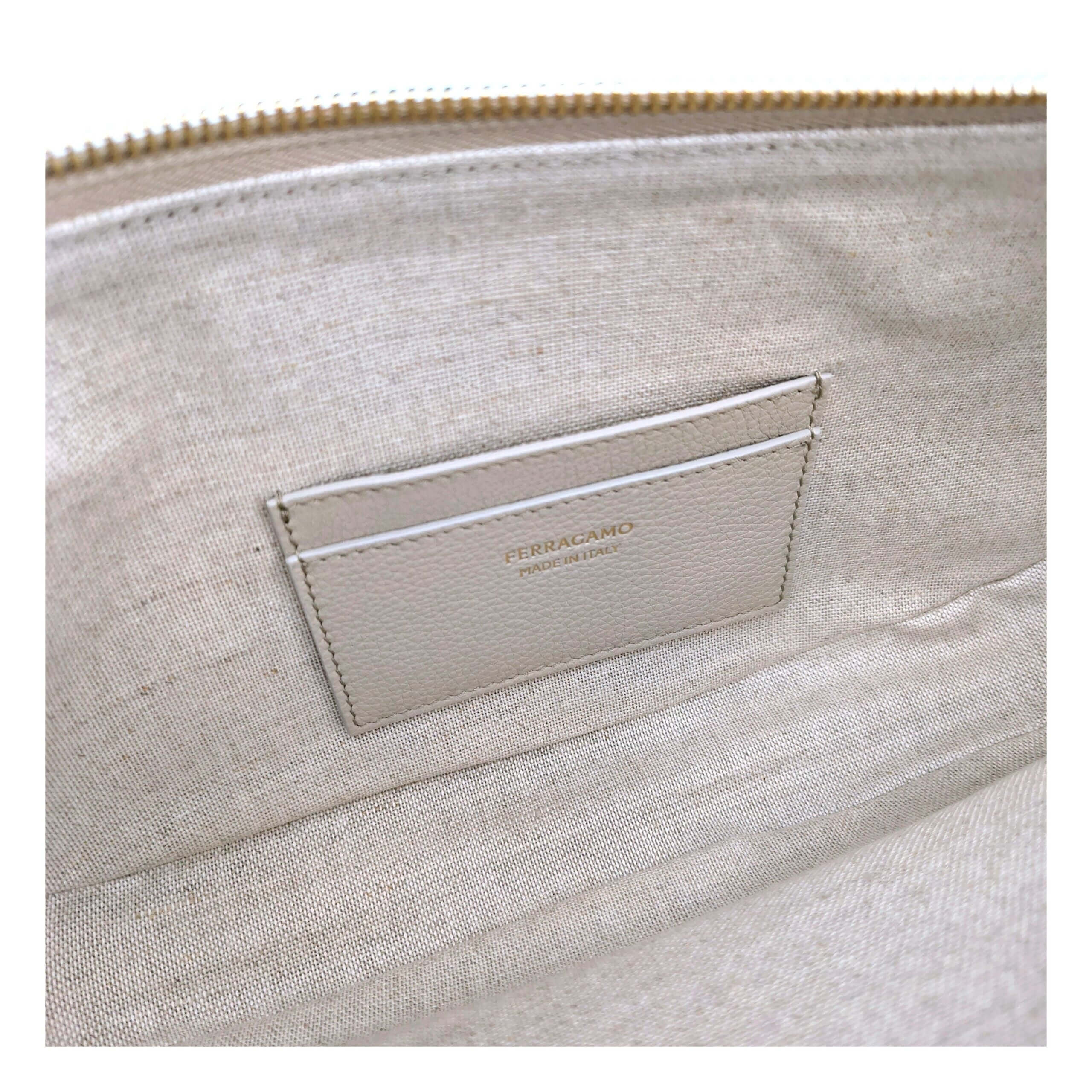 Gray Leather Shoulder BagDescription: The product with MPN 2198730781655 and code F84817 leather in gray is a shoulder bags designed by Salvatore Ferragamo. It has features like front logo, removable shoulder.Gray Leather Shoulder Bag${tagsSalvatore Ferra