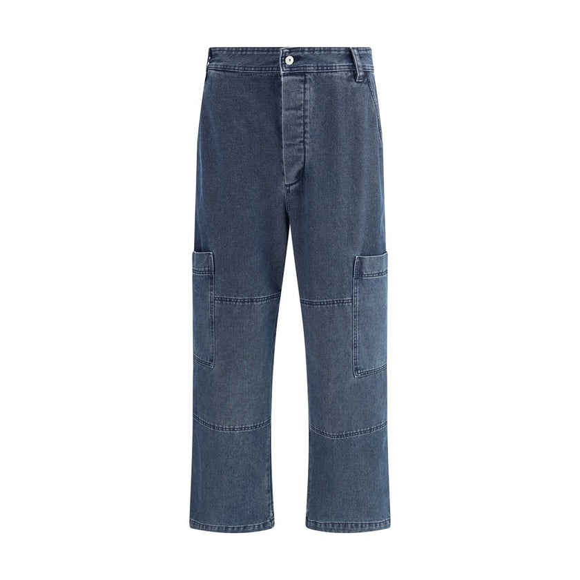 Blue Cotton Jeans DenimThe Le Cargo De-Nîmes Carré Jeans by Jacquemus reinterpret denim with a sculptural and contemporary approach. The wide, straight-leg cut pairs with functional details such as cargo pockets on the leg and back patch pockets featuring