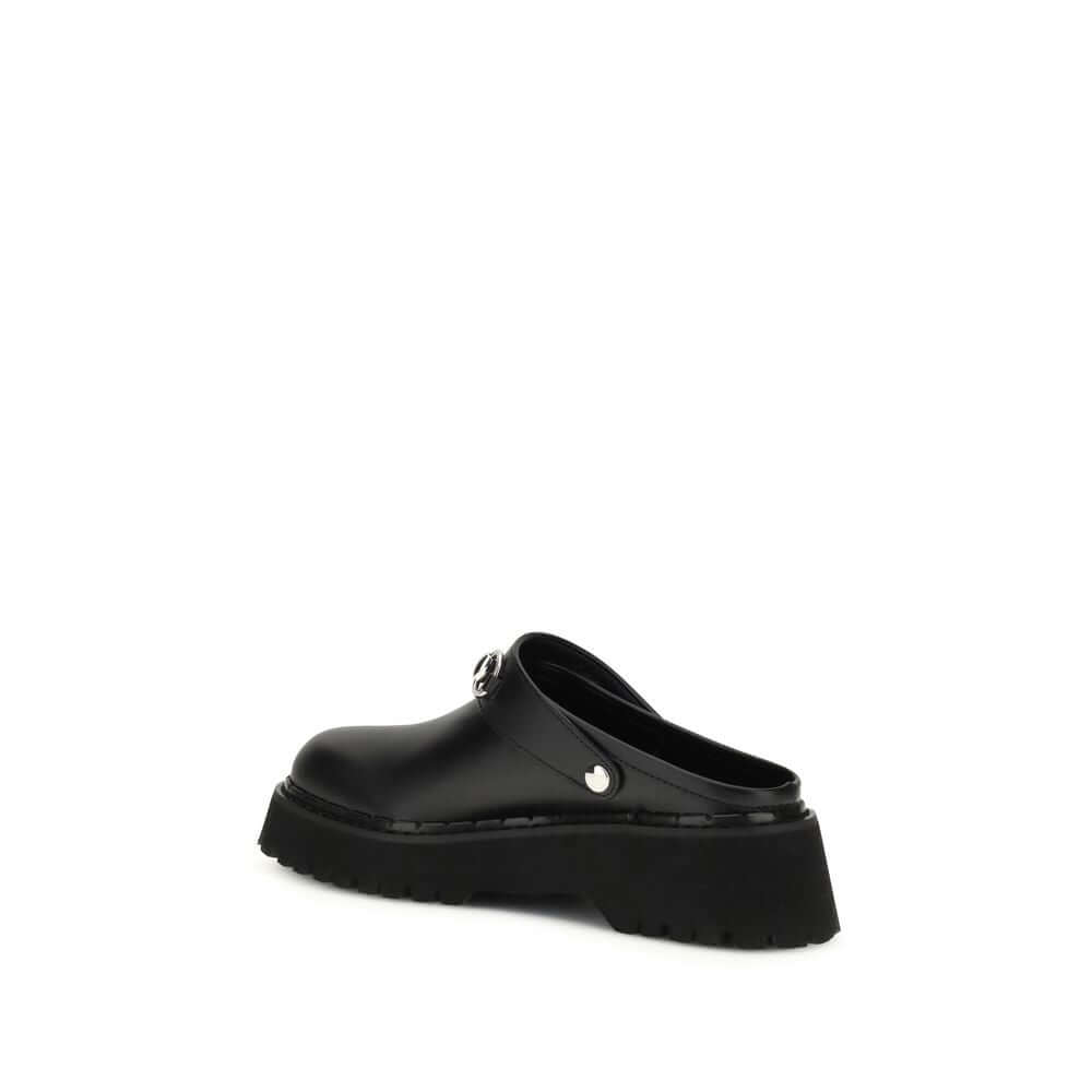 Black Leather MulesThe Mule with Horsebit by Gucci pays tribute to the House’s equestrian heritage, where the Horsebit detail has become both a historical and contemporary emblem. Crafted in supple leather, it is finished with silver-toned hardware, a rub