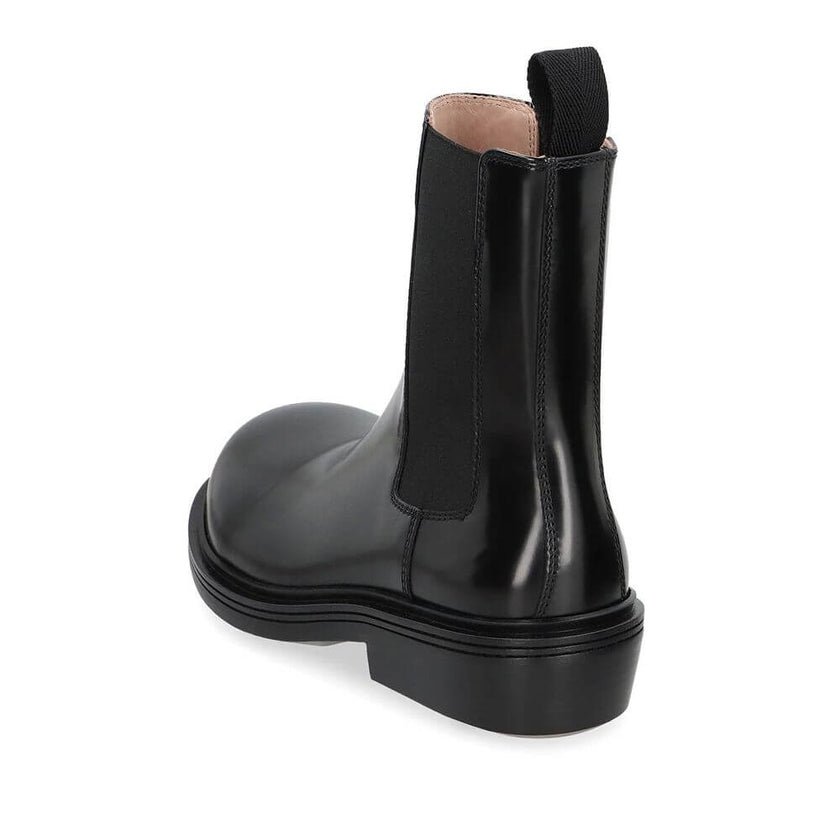 Black Calfskin Chelsea BootsDescription: – Composition: 100% calf leather – Inner: 100% Leather – Insole: 100% Leather – Sole: 100% Rubber – pull tab at the rear – Round toe – Elasticated side inserts – Made in Italy – Gender: WOMEN –Black Calfskin Chelse
