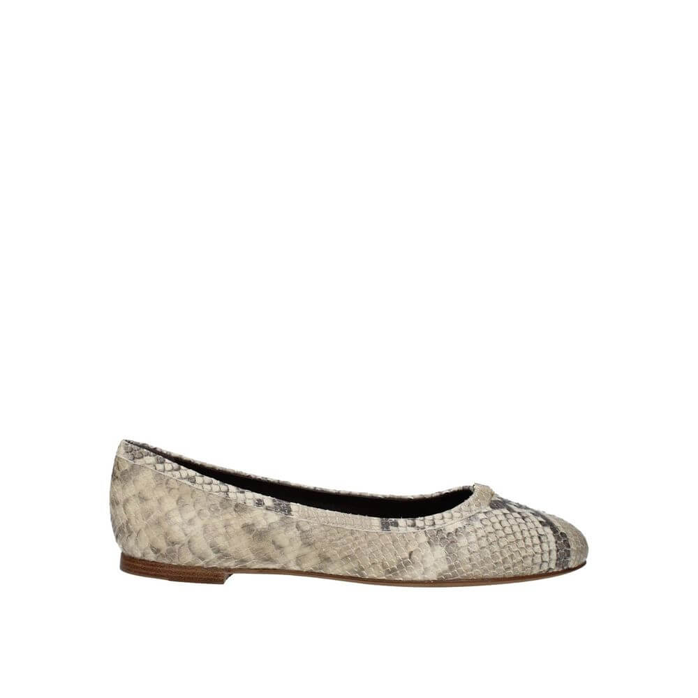 Beige Goatskin Ballet FlatsDescription: – Composition: 100% Goat leather – Inner: Leather – Insole: Leather – Sole: Leather – Almond toe – Slip-on design – Gold-toned piece lends a signature finish – Made in Italy – Gender: WOMEN – Size & Fit: Fit true to