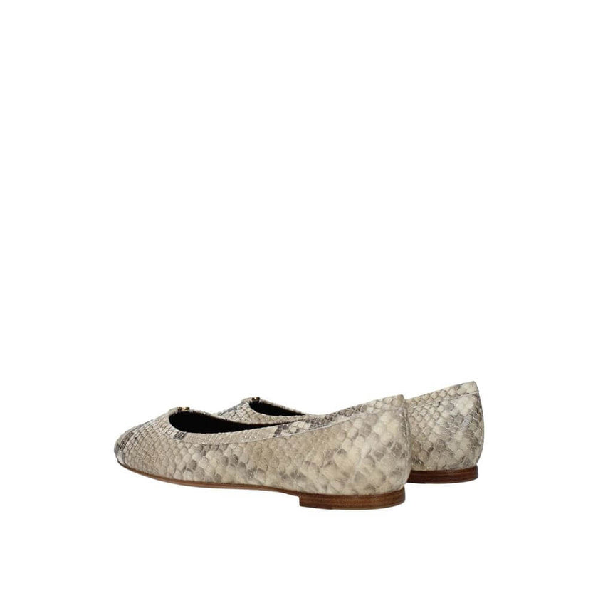 Beige Goatskin Ballet FlatsDescription: – Composition: 100% Goat leather – Inner: Leather – Insole: Leather – Sole: Leather – Almond toe – Slip-on design – Gold-toned piece lends a signature finish – Made in Italy – Gender: WOMEN – Size & Fit: Fit true to