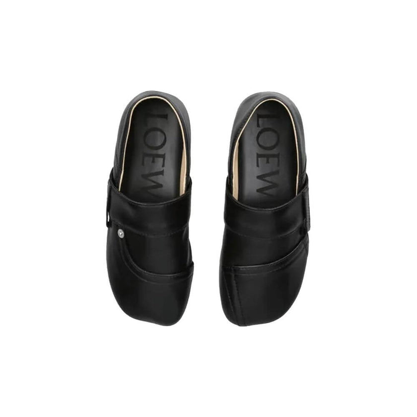 Black Calfskin SlippersDescription: – Composition: 100% calf leather – Inner: Leather – Insole: Leather – Sole: Leather – Branded insole – Iconic petal shaped toe – Belt Holes – Pocket And Rivet Details – Made in Italy – Gender: WOMEN –Black Calfskin Slip