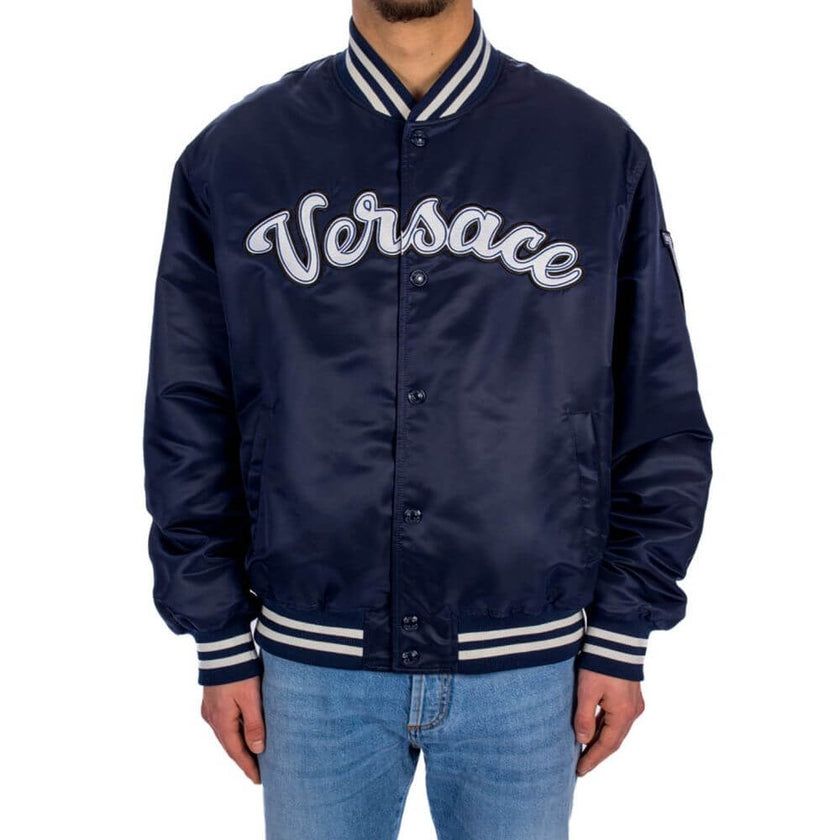 Blue Nylon BomberDescription: – Composition: 100% nylon – Elasticated cuffs and hem – Front button closure – Two side pockets – Front logo detail – Machine wash (delicate) – Made in Italy –Blue Nylon Bomber${tagsVersaceAulae Blue Nylon Bomber VersaceAulae