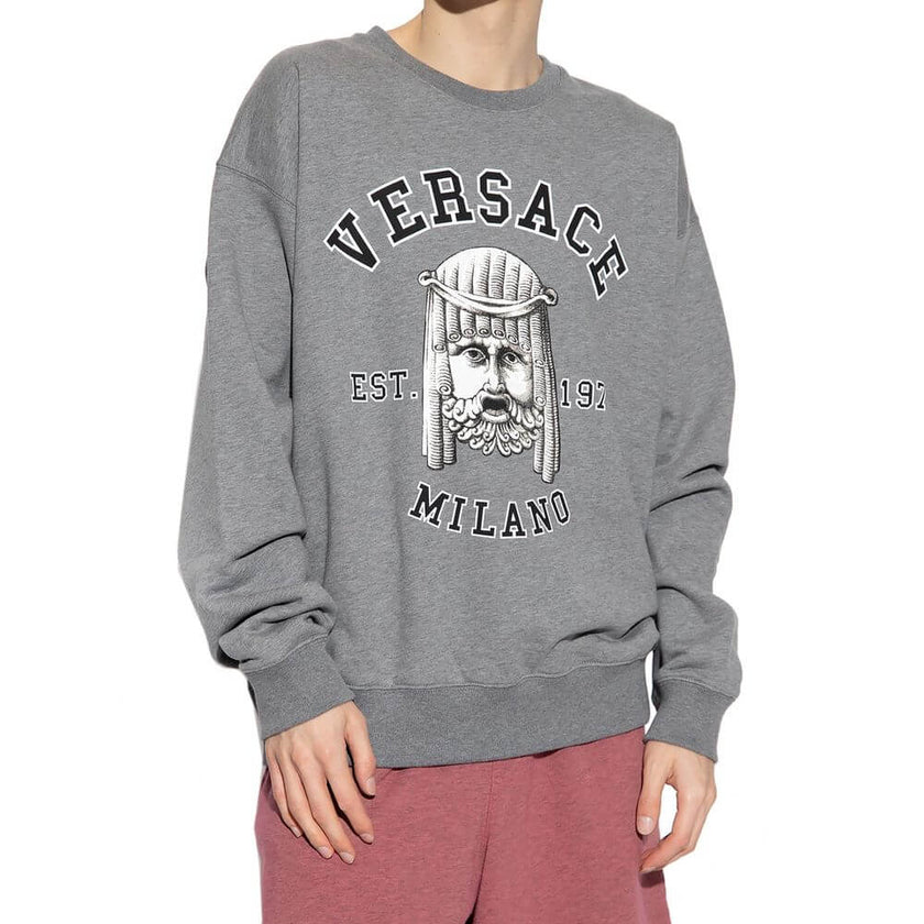 Gray Cotton SweatshirtDescription: – Composition: 100% Cotton – Long sleeves – Ribbed trims – Crew neck – Front logo detail – Front graphic print details – Made in Italy – Gender: MEN –Gray Cotton Sweatshirt${tagsVersaceAulae Gray Cotton Sweatshirt Versac