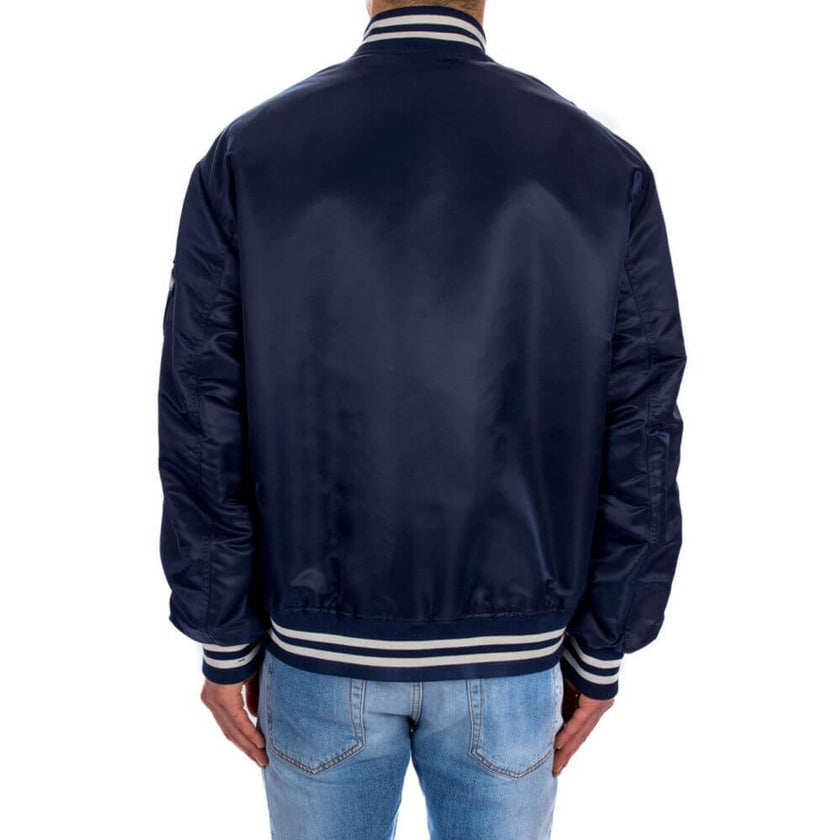 Blue Nylon BomberDescription: – Composition: 100% nylon – Elasticated cuffs and hem – Front button closure – Two side pockets – Front logo detail – Machine wash (delicate) – Made in Italy –Blue Nylon Bomber${tagsVersaceAulae Blue Nylon Bomber VersaceAulae