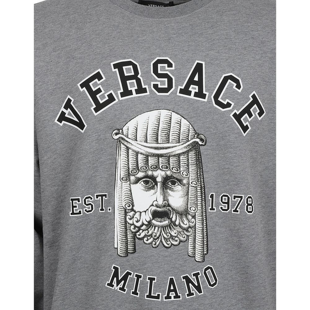 Gray Cotton SweatshirtDescription: – Composition: 100% Cotton – Long sleeves – Ribbed trims – Crew neck – Front logo detail – Front graphic print details – Made in Italy – Gender: MEN –Gray Cotton Sweatshirt${tagsVersaceAulae Gray Cotton Sweatshirt Versac