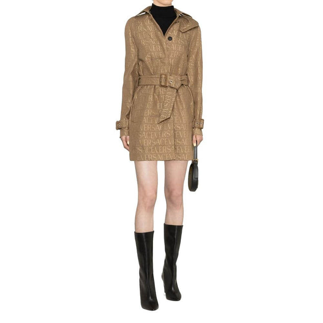Beige Cotton CoatDescription: – Composition: 40% Cotton 60% Polyester – Long sleeves – Front button closure – Detachable matching belt – All-over logo pattern – Gender: WOMEN –Beige Cotton Coat${tagsVersaceAulae Beige Cotton Coat VersaceAulae Beige Cotton